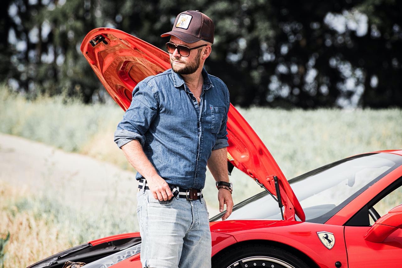 SERVUS - Trucker Cap mit Motto-Patch und Hirsch-Stickerei multi