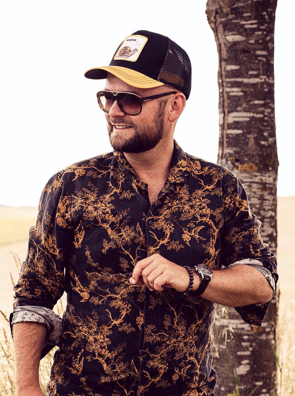 SERVUS - Trucker Cap mit Motto-Patch und Hirsch-Stickerei multi